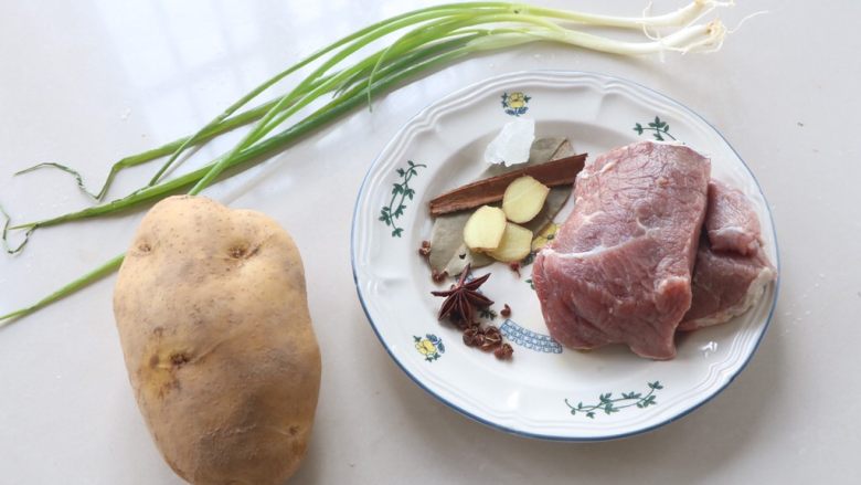 土豆炖西红柿牛肉,准备食材;