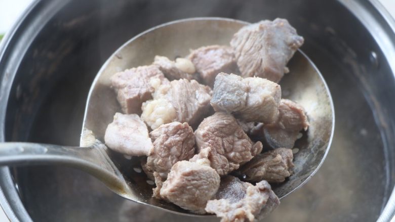 土豆炖西红柿牛肉,<a style='color:red;display:inline-block;' href='/shicai/ 216'>牛肉</a>切块,冷水入锅焯水,捞出沥干水分;