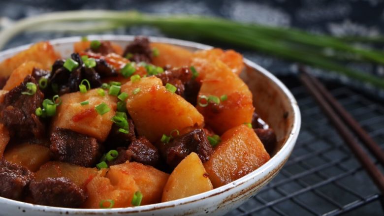 土豆炖西红柿牛肉,超级好吃的牛肉炖土豆就好了!
