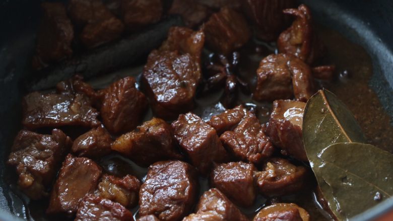 土豆炖西红柿牛肉,牛肉炖好后,收汁;