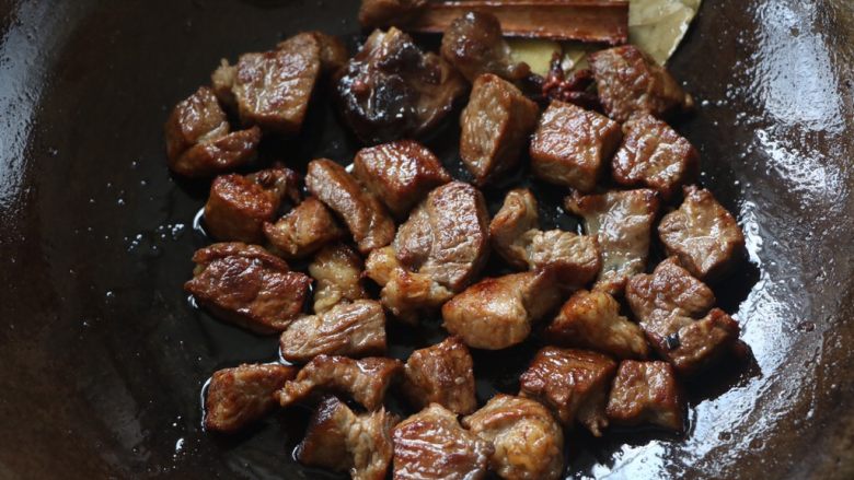 土豆炖西红柿牛肉,2、锅内放入适量植物油,放入<a style='color:red;display:inline-block;' href='/shicai/ 866'>冰糖</a>炒出糖色,放入牛肉块翻炒均匀,倒入所有的花椒八角大料翻炒;