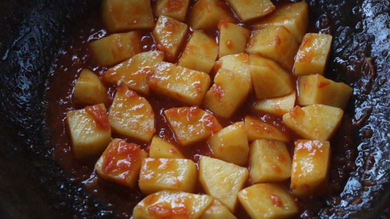 土豆炖西红柿牛肉,放入西红柿翻炒出汁,加入2勺生抽、一点点老抽调色,半勺盐翻炒均匀;