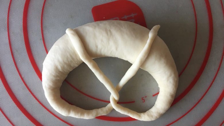 巴伐利亚碱水面包,两端细长条交叉后搭在中间,全部整形完成后放入冰箱冷冻1小时左右