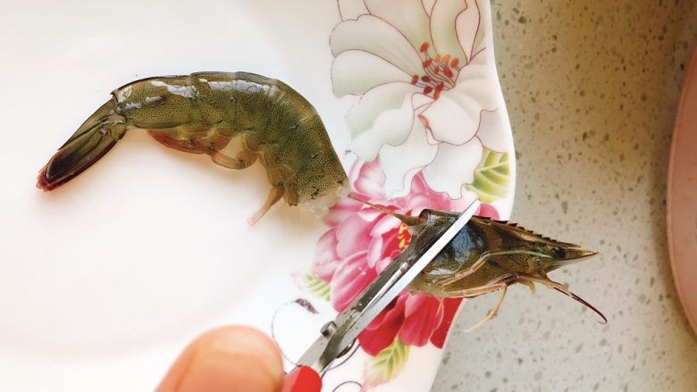 香甜辣味虾-年夜饭、宴请菜,用剪刀剪去虾头,并顺带拉出虾线。