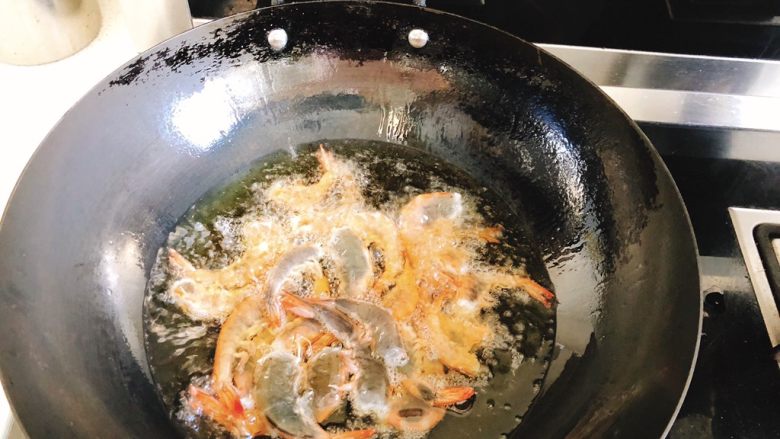 香甜辣味虾-年夜饭、宴请菜,大火烧至8层热后,倒入虾油炸。(虾入锅前要尽量把水沥干,以防溅油)