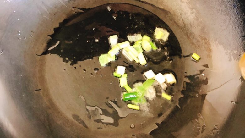 豆腐花哈汤,锅里倒入适量食用油,开大火,并放入葱白段炒香,约30秒。
