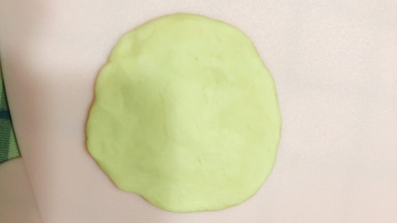 花样馒头-兔子、玫瑰形状,做玫瑰花。
取一小块面团,揉成球状,用擀面杖擀成圆形。