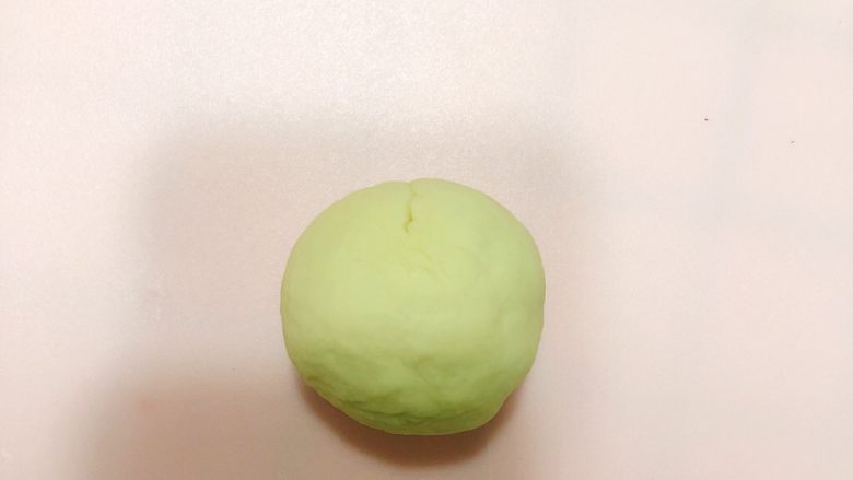 花样馒头-兔子、玫瑰形状,做小兔子。
取1小块面团,揉成如图所示圆形小剂子。