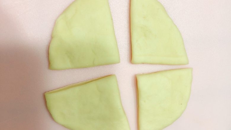 花样馒头-兔子、玫瑰形状,用刀“十”字对切,切成大小均匀的4片,一共需切出8片三角形。