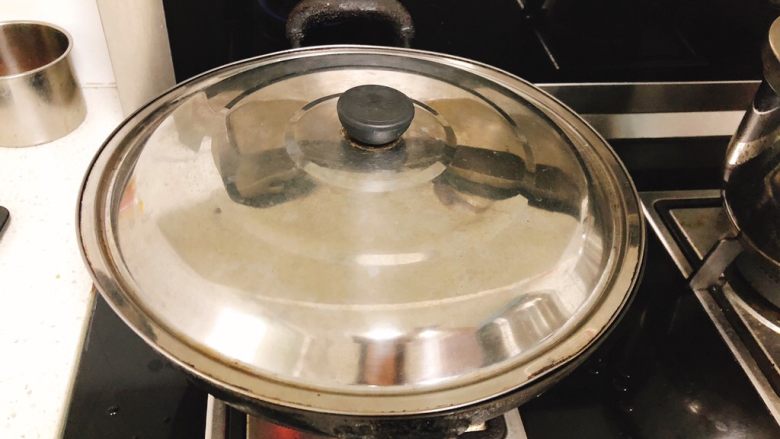 花样馒头-兔子、玫瑰形状,开大火,煮至锅盖冒烟,转中火煮12分钟后关火,关火后切勿马上打开锅盖,此时发酵不稳定,需静等2分钟后开盖,以防馒头回缩。