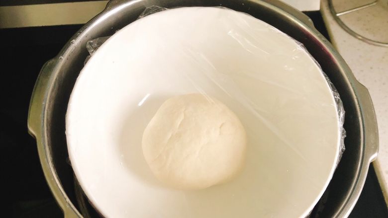 花样馒头-兔子、玫瑰形状,将面团放到干净的碗里,包上保鲜膜,放入装有温水的锅中,盖上锅盖发酵2个半-3小时。(天气冷的话,锅里的温水容易凉,要多次换水)