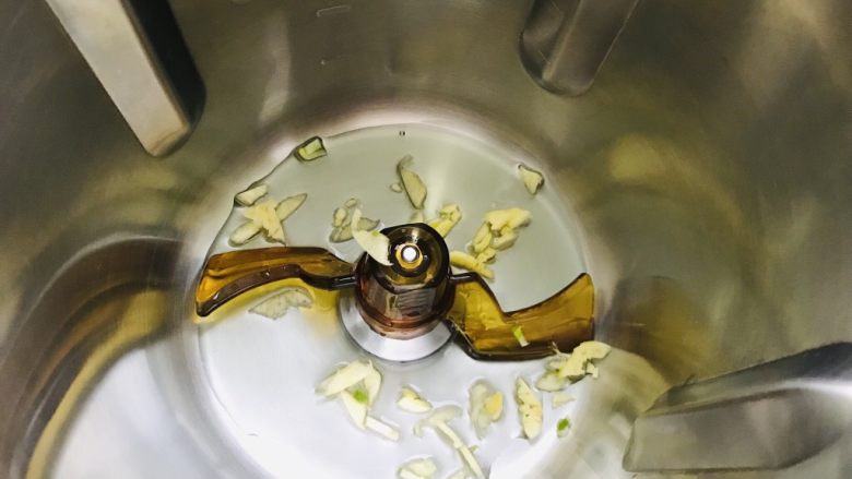 蟹黄豆腐,加入20克油 2瓣大蒜切末
设置:1分钟/105度/L档 爆香