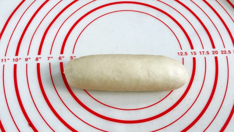 牛奶炼乳蔓越莓软欧,从上往下卷起来，捏紧收口。
