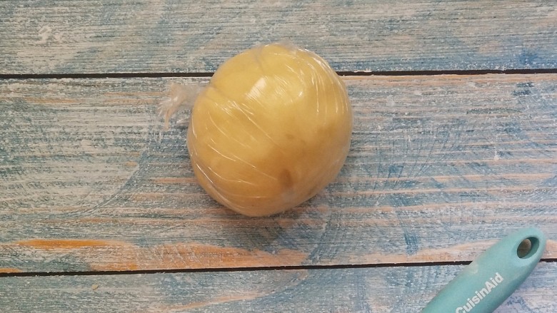女巫手指饼干,合成团,包上保鲜膜,放入冰箱冷藏30分钟