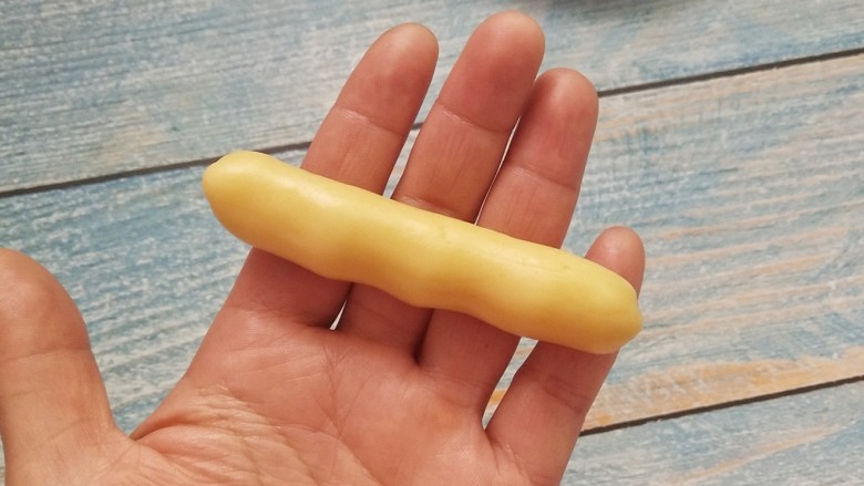 女巫手指饼干,把冷藏好的面团取出来分成20克一份,搓成比手指细一些的条
