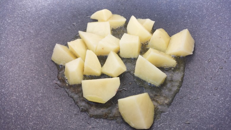 家常土豆炖茄子,然后锅里热油,先把土豆放进去炒。