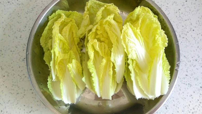 香菇娃娃菜,<a style='color:red;display:inline-block;' href='/shicai/ 140'>娃娃菜</a>掰开,洗净