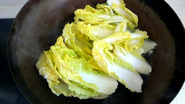 香菇娃娃菜,锅中放入适量清水,放入娃娃菜,加适量盐