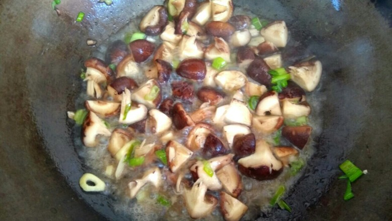 香菇娃娃菜,加入少量清水,大火烧开,使香菇变软