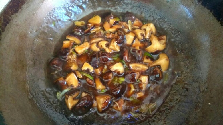香菇娃娃菜,大火烧开,使汤汁变粘稠,关火