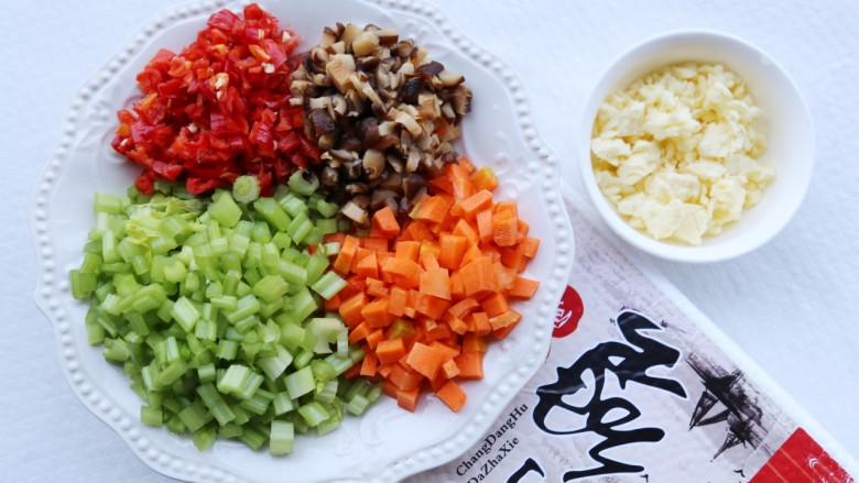 美食丨膏蟹焗饭 鲜香弥漫 垂涎何止三尺!,香菇、辣椒、西芹洗净切粒,胡萝卜去皮洗净切粒。