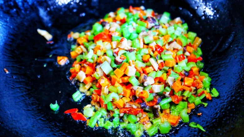 美食丨膏蟹焗饭 鲜香弥漫 垂涎何止三尺!,锅中倒入适量食用油,大火加热,待油四成热时放入香菇、辣椒、胡萝卜、西芹翻炒。