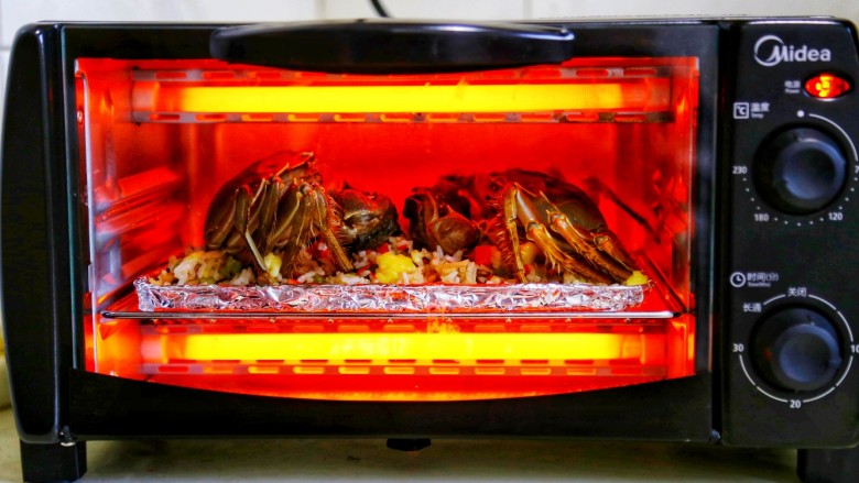 美食丨膏蟹焗饭 鲜香弥漫 垂涎何止三尺!,预热烤箱200℃,待烤箱预热好后放入大闸蟹,烤15分钟左右,大闸蟹变红就可以出箱了。