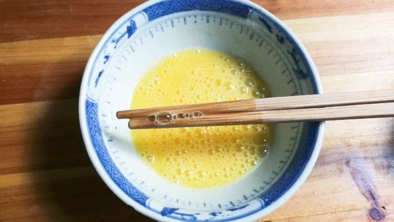 十味 青蒜肉圆佛手瓜蛋炒饭,打散均匀