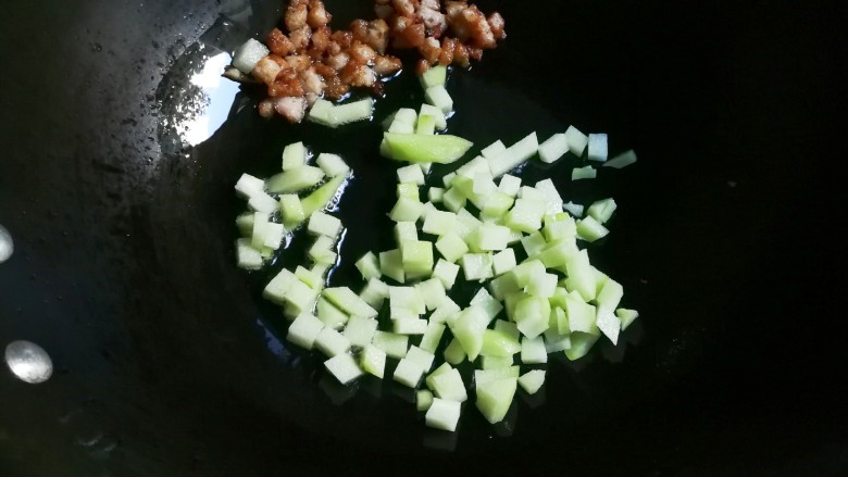 十味 青蒜肉圆佛手瓜蛋炒饭,放入佛手瓜翻炒片刻