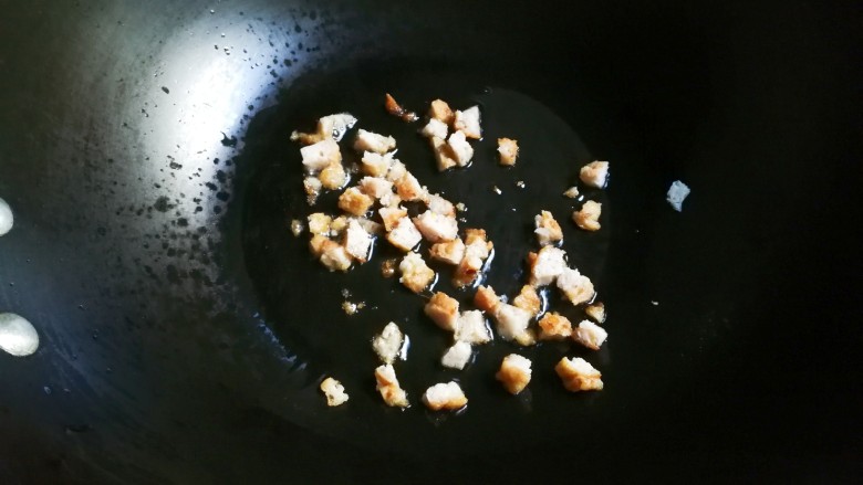 十味 青蒜肉圆佛手瓜蛋炒饭,热锅凉油放入肉圆煎出香味