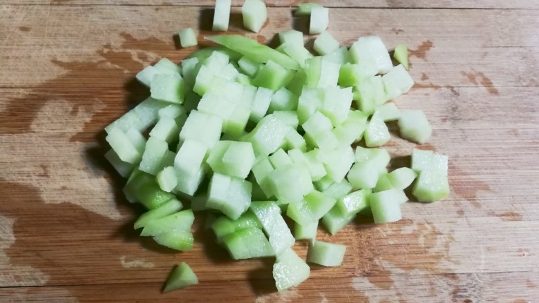 十味 青蒜肉圆佛手瓜蛋炒饭,削去皮,切成丁