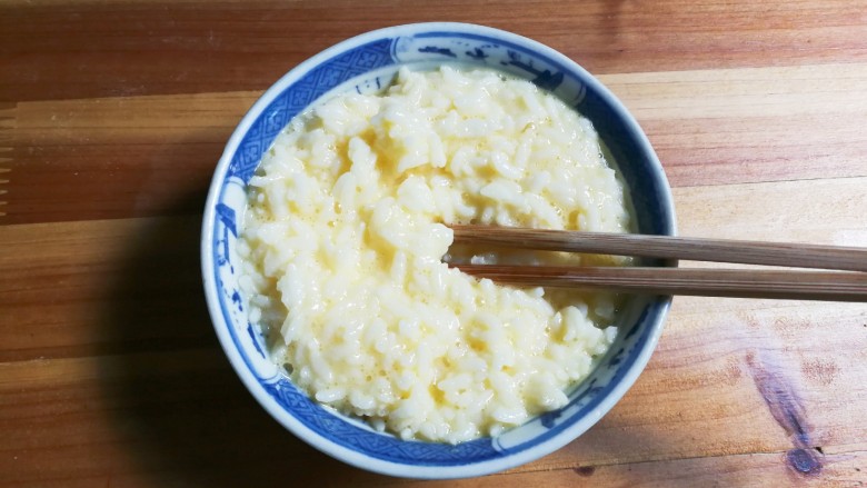 十味 青蒜肉圆佛手瓜蛋炒饭,放入米饭拌匀