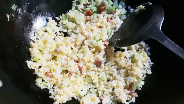 十味 青蒜肉圆佛手瓜蛋炒饭,放入裹上蛋液的米饭,翻炒散开至熟