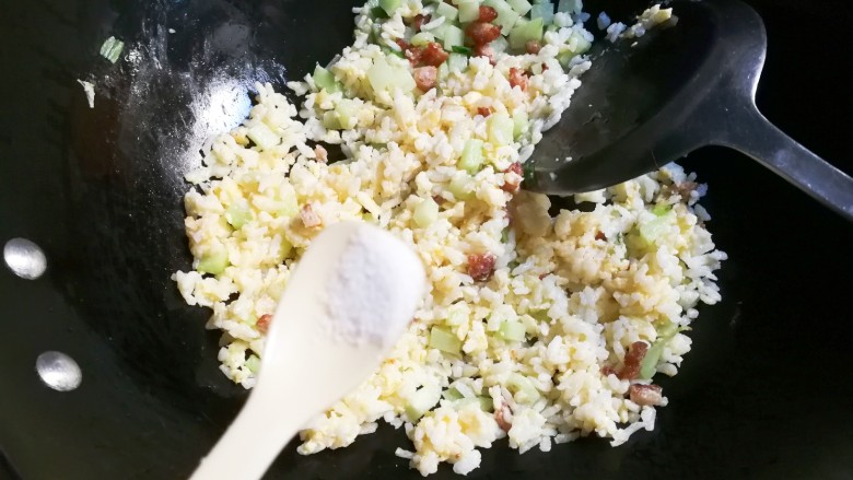 十味 青蒜肉圆佛手瓜蛋炒饭,再放入四分之一小勺盐