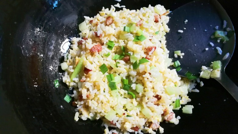 十味 青蒜肉圆佛手瓜蛋炒饭,撒入青蒜翻炒均匀