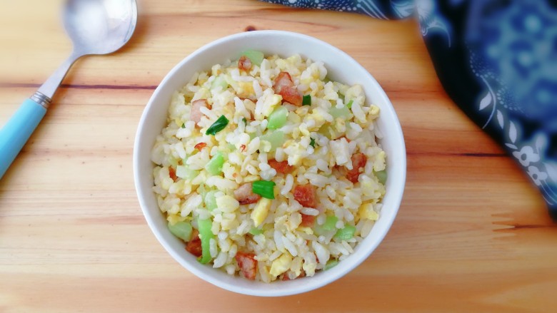 十味 青蒜肉圆佛手瓜蛋炒饭,出锅盛入碗中