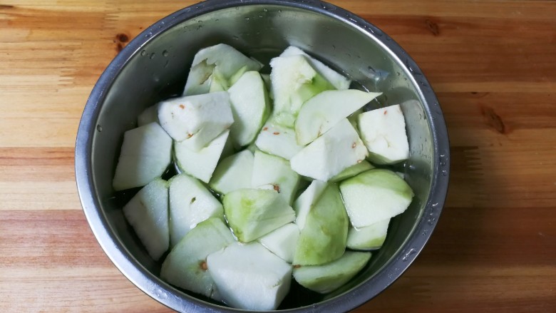 十味  肉末圆茄子,放入清水过一下，捞起来沥干水