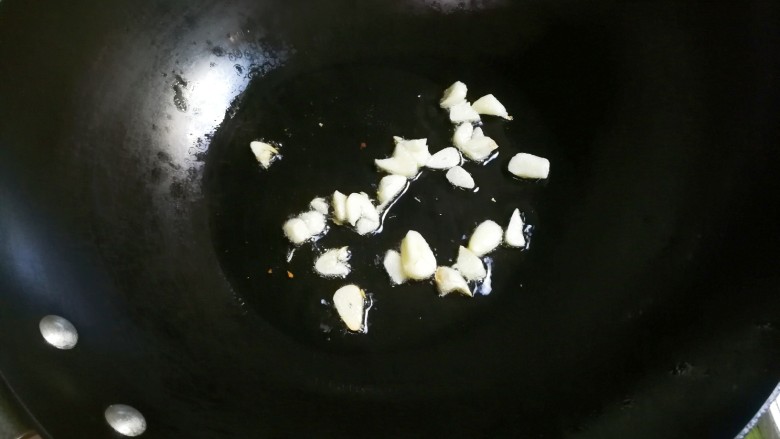 十味 肉末圆茄子,热锅凉油放入蒜瓣煎出香味