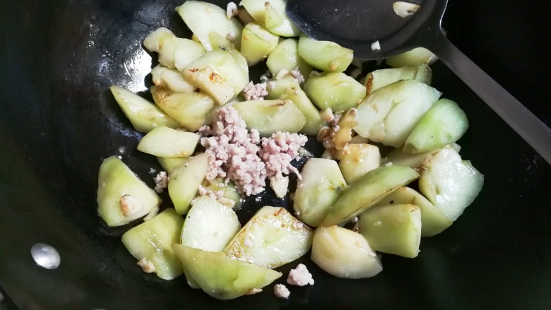 十味 肉末圆茄子,放入肉末翻炒均匀