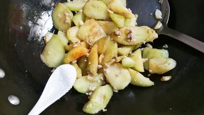 十味 肉末圆茄子,放入半小勺盐