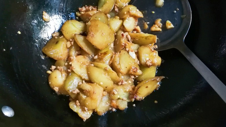 十味 肉末圆茄子,盖上锅盖中火焖至熟透