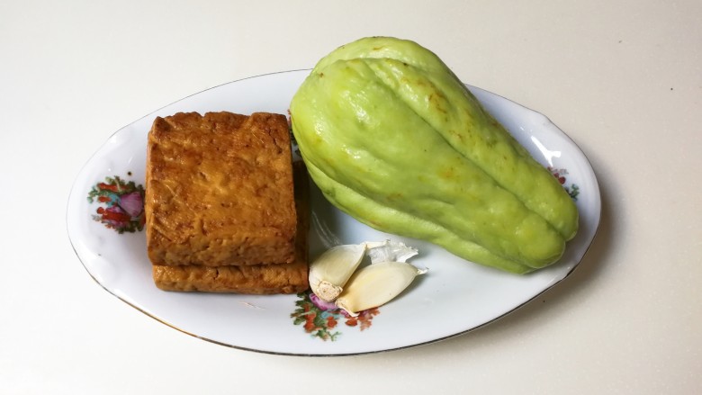 十味 五香干佛手瓜,准备好食材:一个<a style='color:red;display:inline-block;' href='/shicai/ 3451'>佛手瓜</a>,两块五香干,两瓣蒜瓣