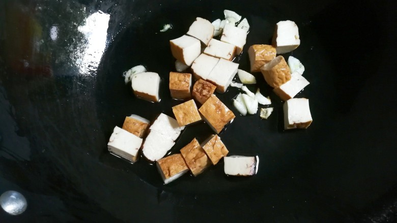 十味 五香干佛手瓜,放入五香干翻炒片刻