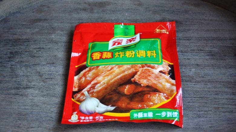 十味 脆皮香蒜烤鸡排,我是使用这种调料粉腌制鸡排的,就按照包装的说明1斤肉放1包的料,加少许水即可。
