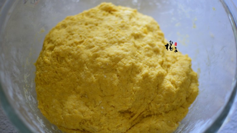 南瓜排包,再用手揉出手套膜,盖好,放在室温发酵到原面团的二倍大