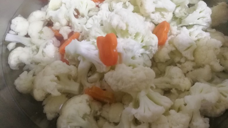 牛肉炒花菜胡萝卜,烧开热水,将西兰花,胡萝卜片放入打焯。让它们焯熟。