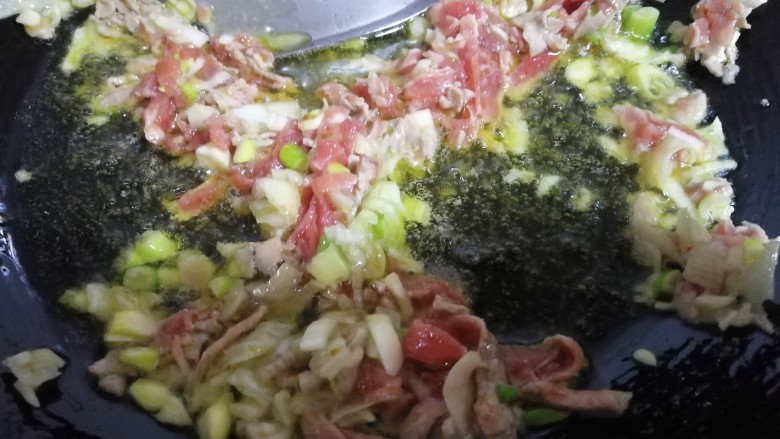 牛肉炒花菜胡萝卜,牛肉,葱放在锅里炒香炒熟。