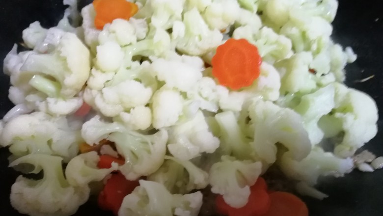 牛肉炒花菜胡萝卜,再放入焯熟的花菜,胡萝卜。
