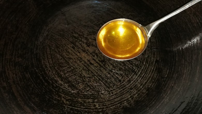 牛肉丝炒油豆皮,锅烧热,放一勺油。