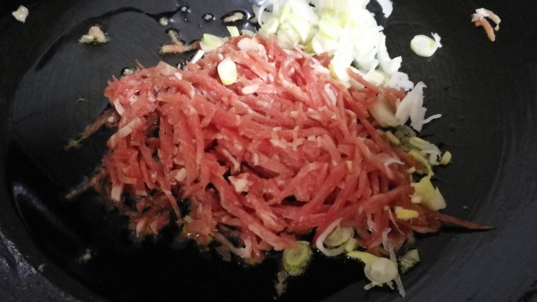 牛肉丝炒油豆皮,葱,姜,牛肉丝一起放入锅里中火煸炒。